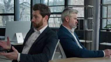 Kafkasyalı erkekler şoke olmuş iş adamları ortaklar ofiste çalışan işadamları iş başarısızlıkları yüzünden hayal kırıklığına uğramış finansal sorunları düşünün girişimciler endişeli hissediyorlar.