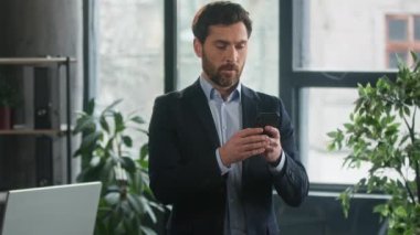 Kafkasyalı bir adam cep telefonundan e-posta yoluyla kötü haber okuduğu için tebliğ alıyor. İş problemleri konusunda endişelenen işadamı işini kaybetmekten mutsuz olduğunu düşünüyor.