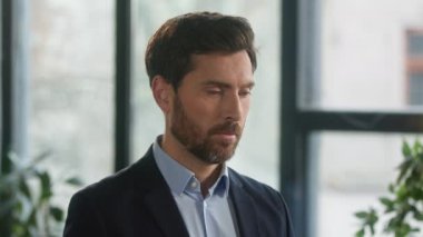 Ofis portresindeki yakın plan hayal kırıklığına uğramış Kafkas işadamı yorgun düşmüş adam yöneticisi yorgun düşmüş, mutsuz çalışan girişimci iş krizinden hayal kırıklığına uğramış.
