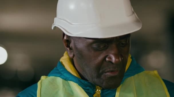 Närbild Mogen Pensiv Afrikansk Amerikansk Man Byggmästare Hårdhatt Kontroll Konstruktion — Stockvideo
