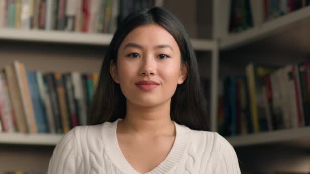Jonge Aziatische Vrouw Student Poseren Universiteitsbibliotheek Boekhandel Met Boekenplank Achtergrond — Stockvideo