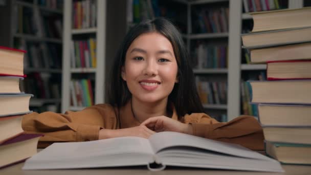 Retrato Sonriendo Inteligente Asiática Chica Estudiante Posando Escritorio Trabajo Con — Vídeos de Stock