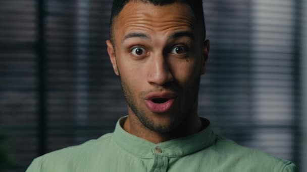 Nahaufnahme Überrascht Männliches Gesicht Drinnen Junge Schockierte Komische Afrikanisch Amerikanische — Stockvideo