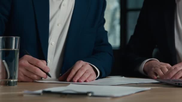 Κοντινό Πλάνο Αγνώριστοι Άνδρες Επιχειρηματίες Επιχειρηματικοί Εταίροι Υπογράψει Συμβόλαιο Συνάψει — Αρχείο Βίντεο
