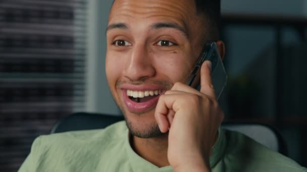 Close Συναισθηματική Ευτυχής Αφροαμερικανός Άντρας Μιλάμε Χρησιμοποιώντας Κινητό Τηλέφωνο Χαρούμενη — Αρχείο Βίντεο