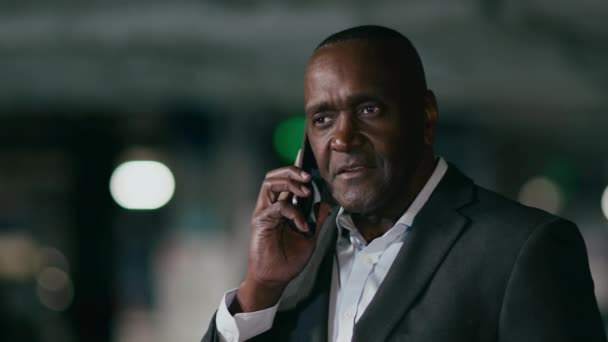 Reifer Afrikanisch Amerikanischer Mann Telefoniert Auf Dem Parkplatz Abend Nahaufnahme — Stockvideo