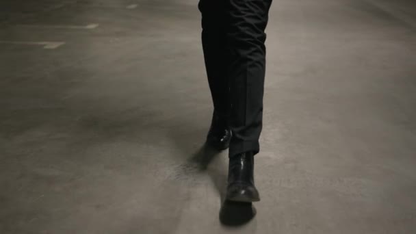 Крупный План Мужские Ноги Ходьба Бетонной Парковке Бизнесмен Черной Кожаной — стоковое видео