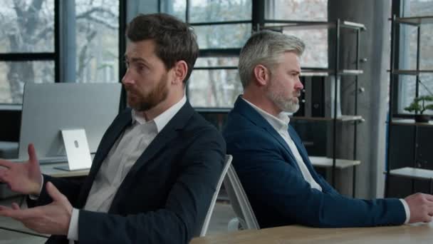 Αναστατωμένος Σοκαρισμένος Καυκάσιος Άνδρες Επιχειρηματίες Συνεργάτες Υπαλλήλους Που Κάθονται Στο — Αρχείο Βίντεο