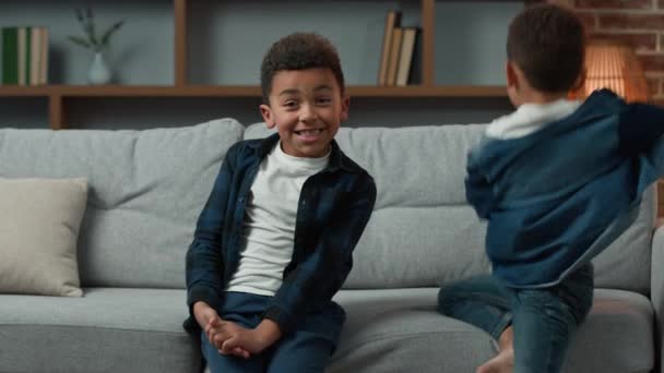 Забавный Маленький Африканский Мальчик Мальчик Америки Сидящий Дома Диване Улыбающийся — стоковое видео