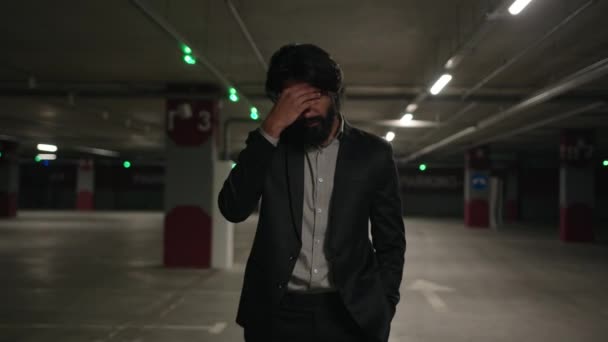 Desperat Hopplös Ung Indian Man Promenader Underjordisk Parkering Lider Finanskris — Stockvideo