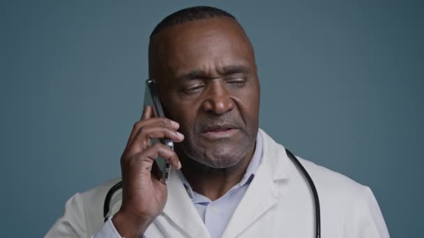 Maturo Afroamericano Uomo Medico Parlare Telefono Con Paziente Primo Piano — Video Stock
