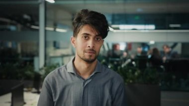 İş adamı erkek ofis portresi Arap iş adamı Hintli etnik erkek pazarlama müdürü yönetici desteği harika fikir parmak onaylı sonuç gösteriyor iyi seçim öneriliyor