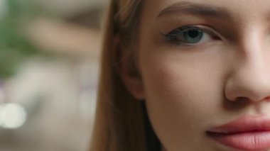 20 'li yaşlarda, beyaz, sağlıklı kadın, kadın, iş kadını makyajlı güzellik kozmetik dermatolojisi olan yüz portresini kapat. Optalmoloji kliniğinin kadın hastası boş fotokopi alanına bakıyor.