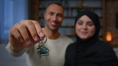 Mutlu mülk sahipleri, çok ırklı aile etnik çiftlere ev sahipliği yapıyor. Yeni ev sahiplerini gösteriyorlar. Afro-Amerikan erkek Müslüman kadın tesettürlü, kiracı, ev kredisi alıyor.