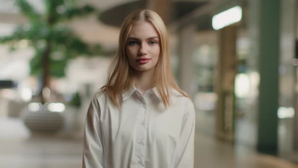 보수적 사업가 사업가 비즈니스 소유자 사무실 소녀는 표정을 쇼핑몰 실내에서 — 비디오