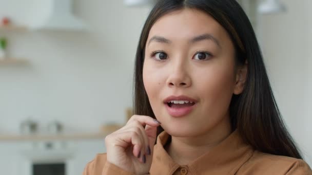 Portret Doordachte Dromen Aziatische Koreaanse Vrouw Meisje Keuken Denken Gedachte — Stockvideo