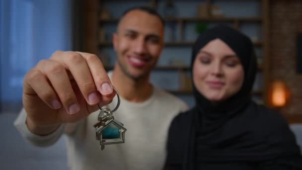 Щасливі Власники Нерухомості Багаторасові Сімейні Етнічні Пари Показують Купу Ключів — стокове відео