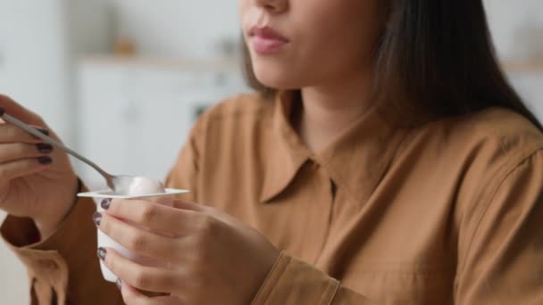 가까이 아시아나 여성은 부엌에서 아이스크림 유당을 숟가락으로 요구르트를 수있다 — 비디오