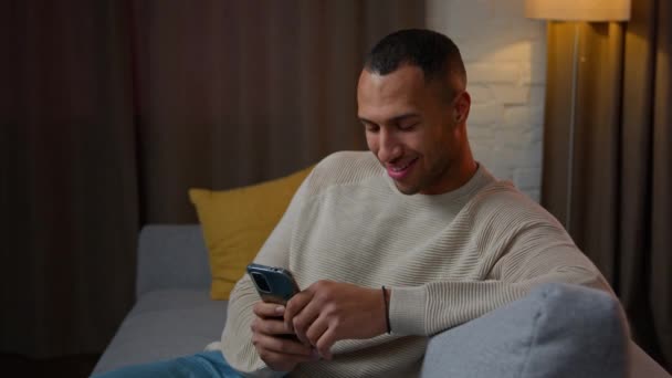 Oturma Odasındaki Afrikalı Amerikalı Erkek Müşteri Sahibi Çevrimiçi Mobil Uygulama — Stok video