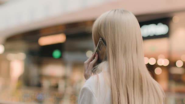 Backside Mulher Empresária Andando Corporação Negócios Shopping Center Falando Telefone — Vídeo de Stock