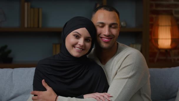一对快乐的一对恋爱中的多种族 多种族的夫妻在家里拥抱非洲男人拥抱非洲男人拥抱穆斯林女人拥抱穆斯林女人拥抱拥抱拥抱亲密亲密关系亲密的婚期 — 图库视频影像
