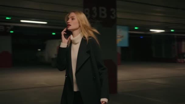 Furiosa Mujer Loca Hablando Teléfono Móvil Estacionamiento Coches Oscuros Loca — Vídeos de Stock