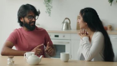 Yemek masasında oturan Hintli çift içeride müslüman bir adamla iletişim kuruyor. Kadın ve kız arkadaşlarla konuşuyor. Değişik erkek ve erkek arkadaş gelecekteki planlarını tartışıyorlar.