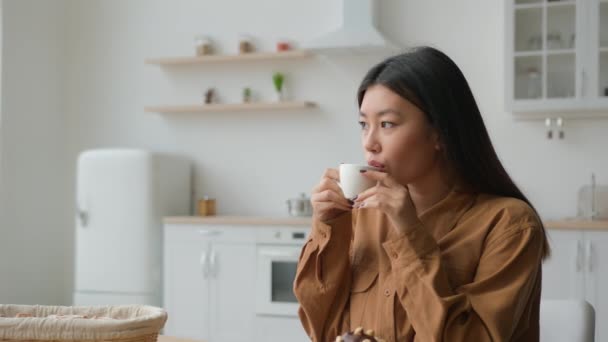 Ragazza Rilassata Asiatica Coreano Donna Cucina Domestica Con Tazza Caffè — Video Stock