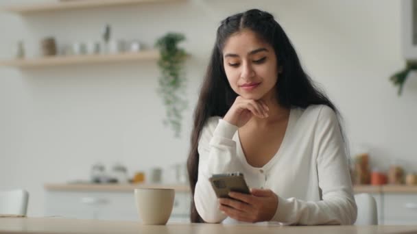 Millennial Usuário Smartphones Mulher Árabe Digitando Mensagem Cozinha Doméstica Menina — Vídeo de Stock
