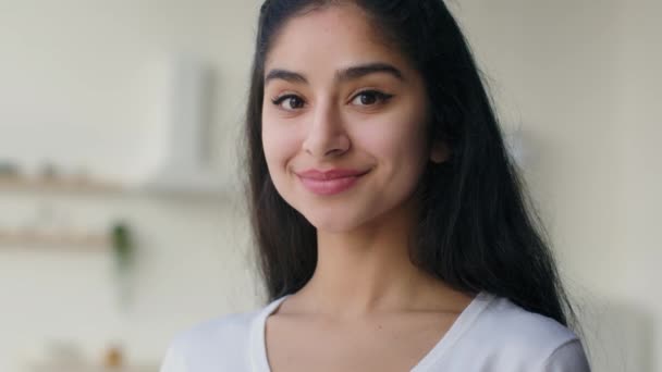Close Portret Latino Arabisch Twintiger Jaren Vrouw Etnisch Multiraciaal Indisch — Stockvideo