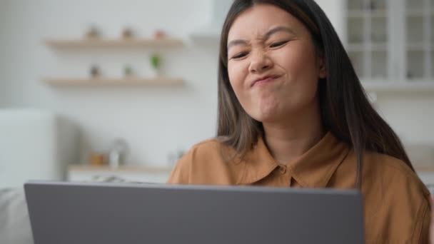 Kızgın Asyalı Japon Kadın Sahibi Mutfakta Dizüstü Bilgisayar Kullanıyor Hata — Stok video