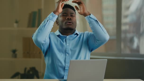 Cansado Triste Irritado Afro Americano Homem Empresário Empresário Empresário Trabalhando — Vídeo de Stock
