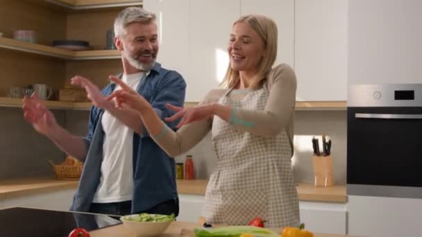 Χαρούμενη Καυκάσια Οικογένεια Διασκεδάζει Στην Κουζίνα Μαγειρεύοντας Σαλάτα Αστείο Χορό — Αρχείο Βίντεο