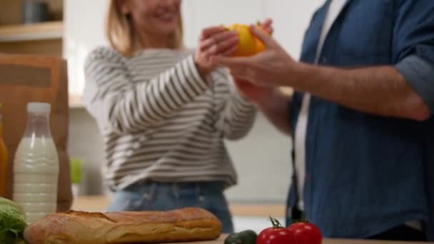 白种人中年家庭中年夫妇年长夫妇成年夫妇和丈夫谈论打开包装的纸袋食品蔬菜订单家庭厨房在线超市购物服务拥抱 — 图库视频影像