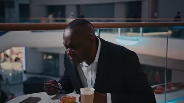 Афроамериканський Бізнесмен Середнього Віку Підприємець Кафе Сидить Столом Кафетерії Їсть — стокове відео