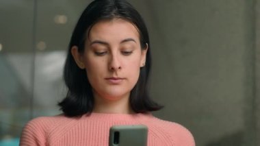 Kapalı telefon uygulaması kullanan bir kadın kapalı mekanlarda kız müşteri hizmetleri sunuyor sosyal medyada alışveriş merkezinde akıllı telefondan sohbet ediyor. İş kadını ofisteki cep telefonuna bakıyor