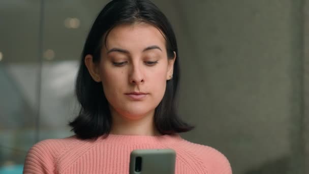 Close Mulher Usando Telefone Celular Reserva Serviço Aplicativo Line Dentro — Vídeo de Stock