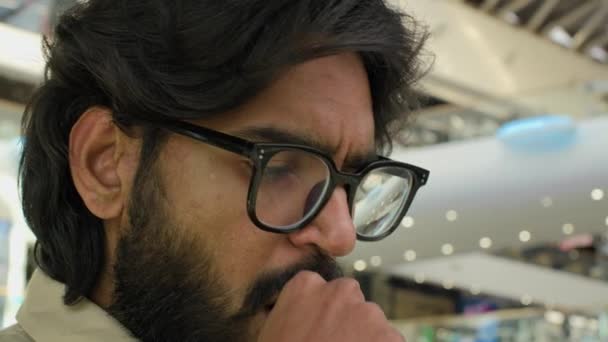 Zblízka Nemocný Indický Podnikatel Kanceláři Kašel Trpí Bolestí Krku Astma — Stock video