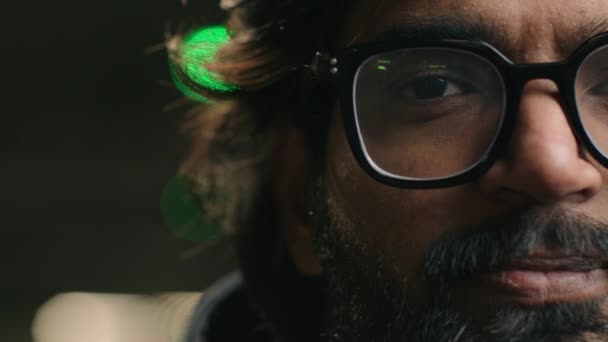 Närbild Porträtt Hälften Hane Allvarliga Ansikte Indisk Man Glasögon Tittar — Stockvideo