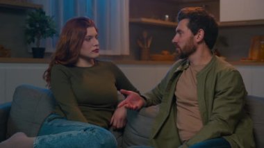 Evli, beyaz, ilişki sorunları olan bir çiftle evli. Mutfaktaki kanepede oturmuş hayal kırıklığına uğramış koca ciddi bir eş gibi konuşuyor. Evde aile sohbetlerini dinliyor.