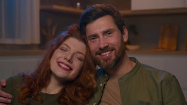 Close Fericit Cuplu Familie Dragoste Caucazian Bărbat Femeie Îmbrățișare Odihnă — Videoclip de stoc