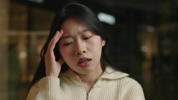 日本生病的日本人韩国人中国女人精疲力尽伤心的女孩亚洲女人揉搓额头痛头头痛偏头痛偏头痛压力危机健康问题神经紧张焦虑症 — 图库视频影像