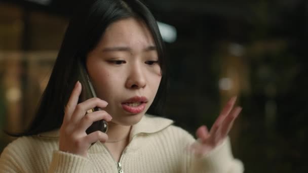 商场里的女客主客户在讲手机讨论冲突讲手机紧张焦虑的亚洲女人韩国女人烦透了喊着解决问题争论 — 图库视频影像