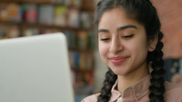 Close Usmívající Mladá Indická Žena Při Pohledu Obrazovce Notebooku Vnitřní — Stock video