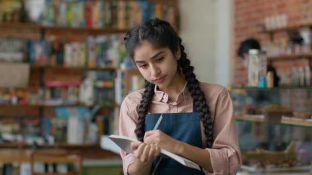 Joven Mujer India Camarera Delantal Tomando Orden Del Cliente Escribir — Vídeo de stock