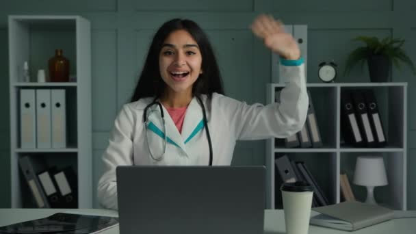 Webcam Melihat Dokter Arabian Positif Mahasiswa Magang Terapis Wanita Menyambut — Stok Video