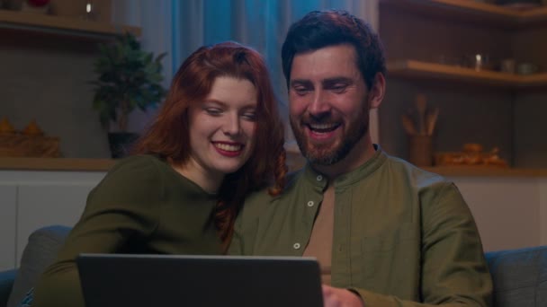 Boldog Házaspár Élvezi Számítógép Otthon Kanapén Este Böngészés Internet Kiválasztása — Stock videók
