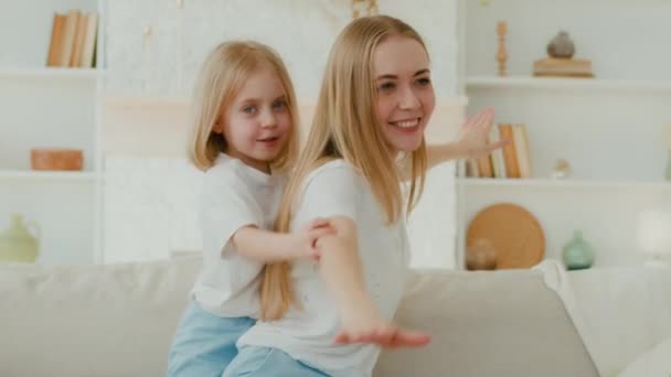 Küçük Tatlı Kızı Olan Beyaz Bir Anne Oturma Odasında Kanepede — Stok video