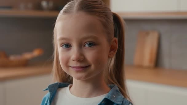 Flytning Kamera Tæt Portræt Kaukasiske Søde Lille Pige Derhjemme Køkken – Stock-video
