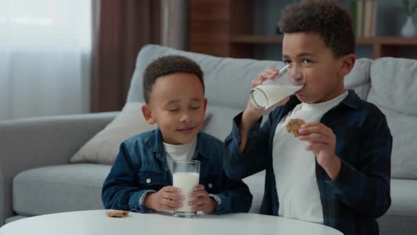 Küçük Afrikalı Amerikalı Çocuk Etnik Olarak Çocuklar Süt Içerler Evde — Stok video